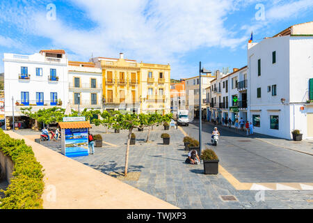 CADAQUES DORF, SPANIEN - Jul 4, 2019: farbenfrohe Gebäude im historischen Zentrum von Cadaqués, Costa Brava, Spanien. Stockfoto