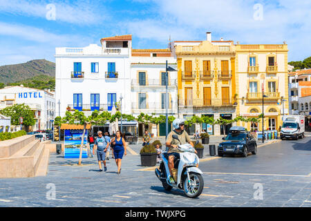 CADAQUES DORF, SPANIEN - Jul 4, 2019: Roller fahren auf Coastal Promenade mit Restaurants in Cadaqués, Costa Brava, Spanien. Stockfoto