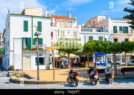 CADAQUES DORF, SPANIEN - Jul 4, 2019: Roller Parkplätze an der Strandpromenade mit Restaurants in Cadaqués, Costa Brava, Spanien. Stockfoto