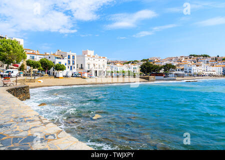 CADAQUES DORF, SPANIEN - Jul 4, 2019: weißen Häuser und blauen Meer in Cadaqués, Costa Brava, Spanien. Stockfoto