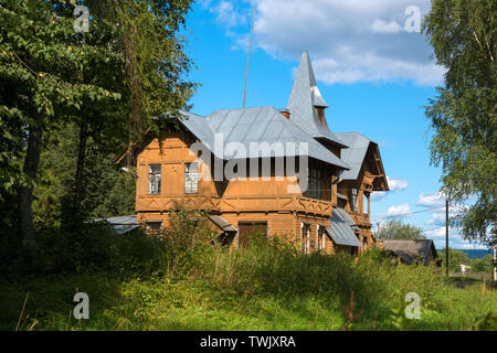 Wohnhaus (1897) des 'Weißen' I.L. Goremykina. Siedlung städtischen Typs Lyubytinsky Lyubytino, Bezirk, Novgorod, Russland Stockfoto