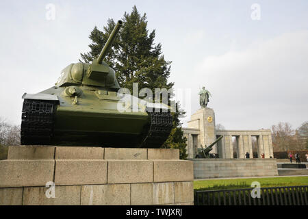 Russische T-34 Tank am Sowjetischen Ehrenmal, Tiergarten Berlin, Deutschland, erinnert an den sowjetischen Verluste während der Schlacht um Berlin im Zweiten Weltkrieg 2. Stockfoto