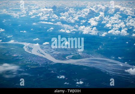 Luftaufnahme der Berge, Felder, Dörfer, Städte unter dem blauen Himmel und weißen Wolken des Heilongjiang Fluss Stockfoto