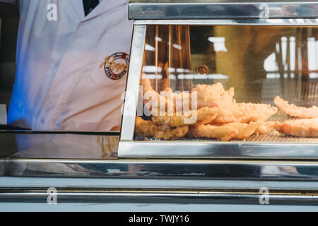 London, Großbritannien - 15 Juni, 2019: Frischer Fisch bei Mohn Fisch & Chips stall in Spitalfields Market, einem der schönsten viktorianischen Märkten in London mit St Stockfoto