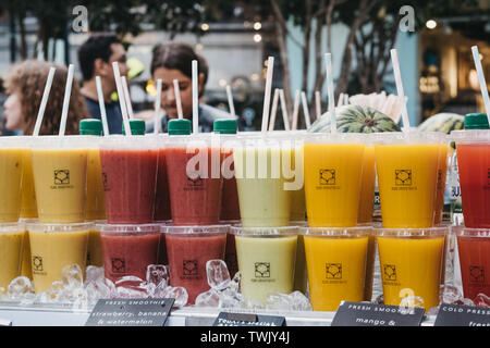 London, UK, 15. Juni 2019: Frische, kalte Säfte auf Verkauf in Spitalfields Market, einem der schönsten erhaltenen viktorianischen Markthallen in London mit gedrückt Stockfoto