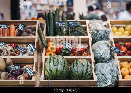 Auswahl von frischem Obst und Gemüse in Holzkisten, zum Verkauf auf einen Markt. Stockfoto