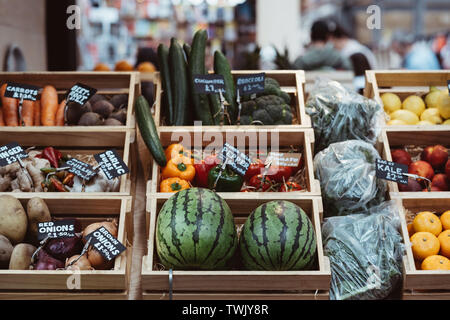 Auswahl von frischem Obst und Gemüse in Holzkisten, zum Verkauf auf einen Markt. Stockfoto