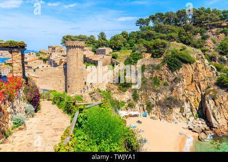 Küstenweg in Tossa de Mar und Blick auf Schloss und Altstadt, Costa Brava, Spanien Stockfoto