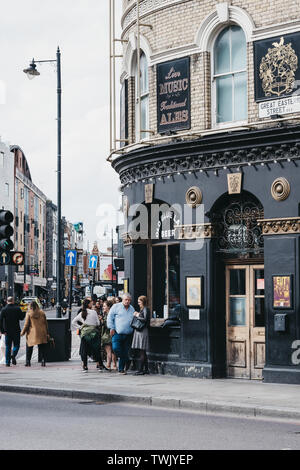 London, Großbritannien - 15 Juni, 2019: Die Menschen trinken außerhalb des alten blauen Letzte Kneipe in Shoreditch, einem angesagten Viertel Londons East End, in der eine Reihe von Stockfoto