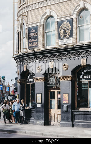 London, Großbritannien - 15 Juni, 2019: Die Menschen trinken außerhalb des alten blauen Letzte Kneipe in Shoreditch, einem angesagten Viertel Londons East End, in der eine Reihe von Stockfoto