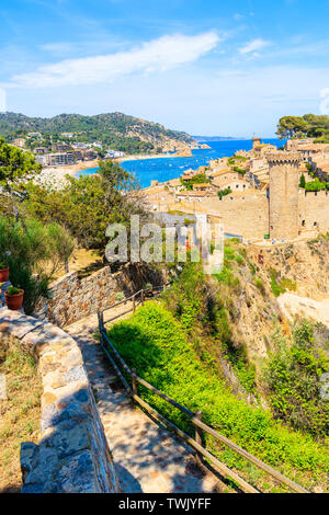 Küstenweg und Sandstrand mit Bay in Tossa de Mar, Costa Brava, Spanien Stockfoto