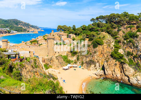 Blick auf den Strand und das Schloss in Tossa de Mar, Costa Brava, Spanien Stockfoto