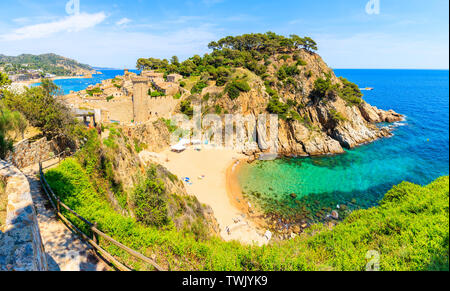 Panoramablick von der Küste weg zu Strand und Burg in Tossa de Mar, Costa Brava, Spanien Stockfoto