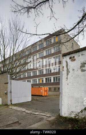 Stillgelegte Büros und Außenwand der Stasi HQ Hohenschonhausen Gebäude komplex, Berlin, Deutschland. Stockfoto