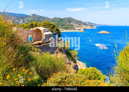 Die Ruinen der alten Kirche in Tossa de Mar Stadt auf Castle Hill, Costa Brava, Spanien Stockfoto