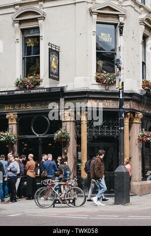 London, UK, 15. Juni 2019: Leute stehen und trinken außerhalb des Ten Bells Pub in Shoreditch, East London. Der Pub ist berühmt für seine angebliche Asso Stockfoto