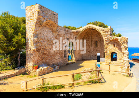 Die Ruinen der alten Kirche in Tossa de Mar Stadt auf Castle Hill, Costa Brava, Spanien Stockfoto