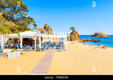 TOSSA DE MAR, SPANIEN - Jun 3, 2019: Die Menschen essen im Restaurant am Strand von Tossa de Mar, Costa Brava, Spanien. Stockfoto