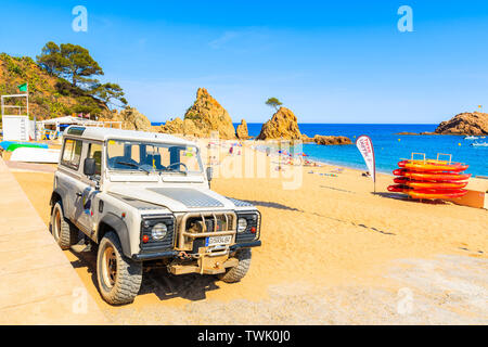 TOSSA DE MAR, SPANIEN - Jul 4, 2019: Alte klassische Land Rover am Sandstrand in Tossa de Mar, Costa Brava, Spanien. Stockfoto