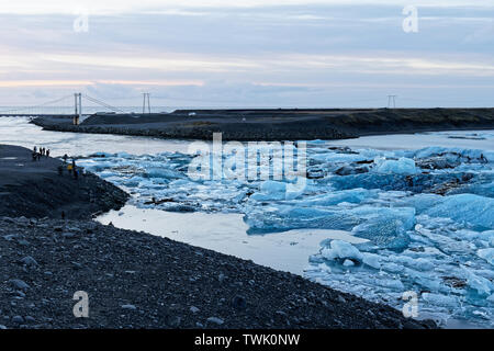 Icelands schöne Jökulsárlón Gletscherlagune im Winter bei Sonnenaufgang Stockfoto