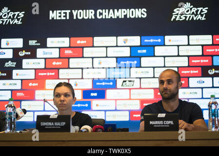 CLUJ, Rumänien - 14. JUNI 2019: Tennisspieler Simona Halep und Marius Copil beantworten Fragen während einer Pressekonferenz in Sports Festival Stockfoto