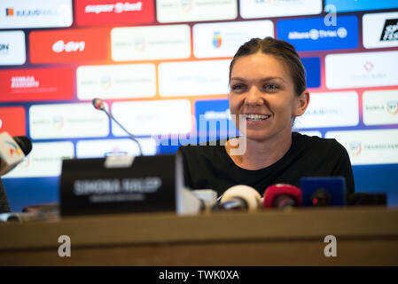 CLUJ, Rumänien - 14. JUNI 2019: Rumänische Tennisspieler Simona Halep beantworten Fragen während der Pressekonferenz vor der freundlichen Tennis ag Stockfoto
