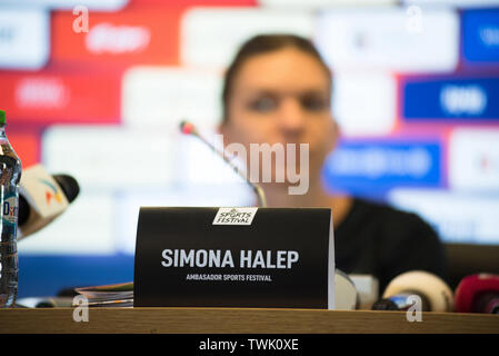 CLUJ, Rumänien - 14. JUNI 2019: Rumänische Tennisspieler Simona Halep beantworten Fragen während der Pressekonferenz vor der freundlichen Tennis ag Stockfoto