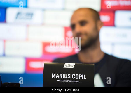 CLUJ, Rumänien - 14. JUNI 2019: Rumänische Tennisspieler Marius Copil beantworten Fragen während einer Pressekonferenz in Sports Festival Stockfoto