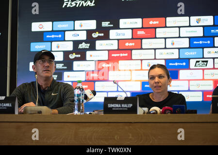 CLUJ, Rumänien - 14. JUNI 2019: Tennis Coach Darren Cahill und player Simona Halep beantworten Fragen während einer Pressekonferenz in Sports Festival Stockfoto