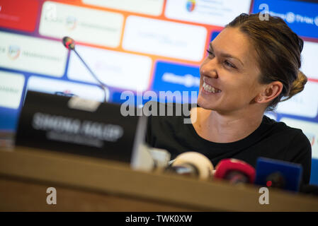 CLUJ, Rumänien - 14. JUNI 2019: Rumänische Tennisspieler Simona Halep beantworten Fragen während der Pressekonferenz vor der freundlichen Tennis ag Stockfoto