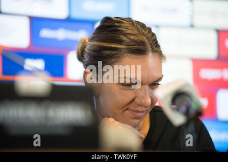 CLUJ, Rumänien - 14. JUNI 2019: Rumänische Tennisspieler Simona Halep beantworten Fragen während der Pressekonferenz vor der freundlichen Tennis ag Stockfoto