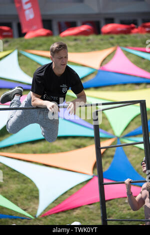CLUJ, Rumänien - 14. JUNI 2019: Street workout man eine Show im Freien während des Sports Festival Stockfoto