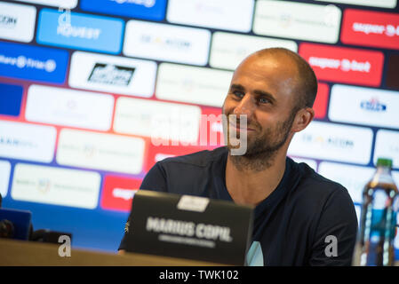 CLUJ, Rumänien - 14. JUNI 2019: Rumänische Tennisspieler Marius Copil beantworten Fragen während einer Pressekonferenz in Sports Festival Stockfoto