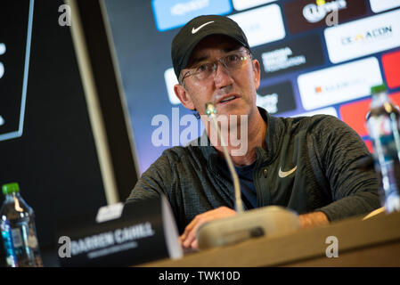 CLUJ, Rumänien - 14. JUNI 2019: Australische Tennis Trainer und Analyst für den Grand Slam Darren Cahill beantworten Fragen während der, drücken Sie BESPRE. Stockfoto