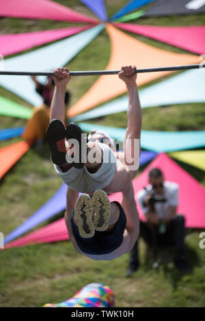 CLUJ, Rumänien - 14. JUNI 2019: Street workout Männer eine Show im Freien während des Sports Festival Stockfoto