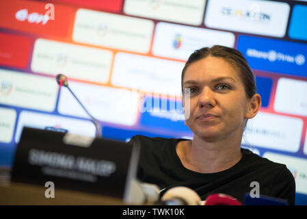 CLUJ, Rumänien - 14. JUNI 2019: Rumänische Tennisspieler Simona Halep beantworten Fragen während der Pressekonferenz vor der freundlichen Tennis ag Stockfoto