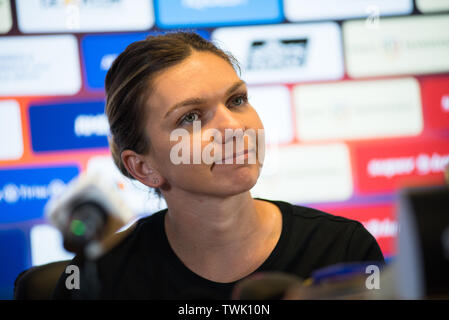 CLUJ, Rumänien - 14. JUNI 2019: Rumänische Tennisspieler Simona Halep beantworten Fragen während der Pressekonferenz vor der freundlichen Tennis ag Stockfoto