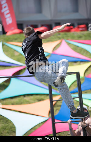 CLUJ, Rumänien - 14. JUNI 2019: Street workout man eine Show im Freien während des Sports Festival Stockfoto
