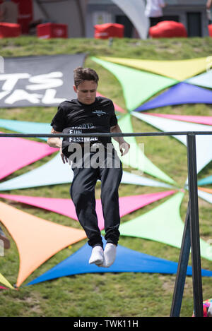 CLUJ, Rumänien - 14. JUNI 2019: Street workout man eine Show im Freien während des Sports Festival Stockfoto