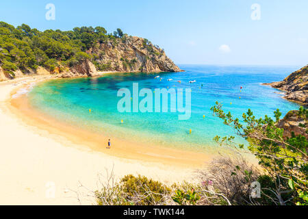 Junge Frau steht auf Cala Giverola, schönsten Strand an der Costa Brava, Spanien Stockfoto