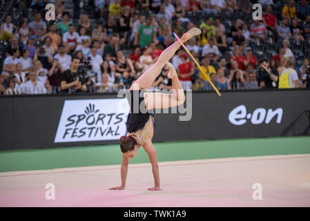 CLUJ, Rumänien - Juni 15, 2019: Junge Turnerinnen und Turner der Ausführung der verschiedenen Stock Gymnastik Übung in Sports Festival Stockfoto