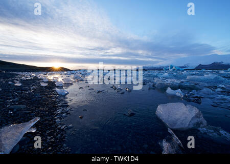 Icelands schöne Jökulsárlón Gletscherlagune im Winter bei Sonnenaufgang Stockfoto