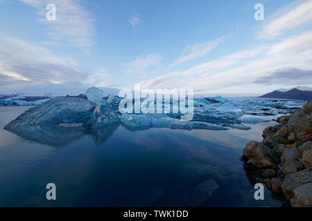 Icelands schöne Jökulsárlón Gletscherlagune im Winter bei Sonnenaufgang Stockfoto