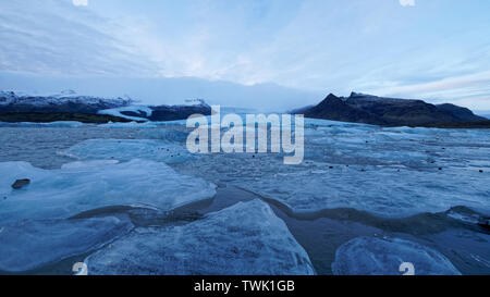 Icelands schöne Jökulsárlón Gletscherlagune im Winter bei Sonnenaufgang Stockfoto