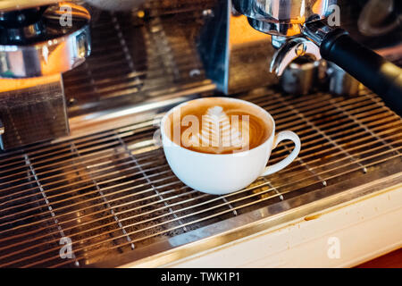 Hot Latte Kaffee Blattform auf Kaffeemaschine bar Stockfoto