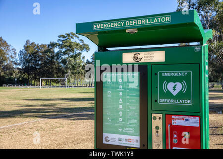 Der Rat installierte einen Defibrillator neben Fußball- und Sportplätzen in Sydney Northern Beaches Area, Sydney, Australien Stockfoto