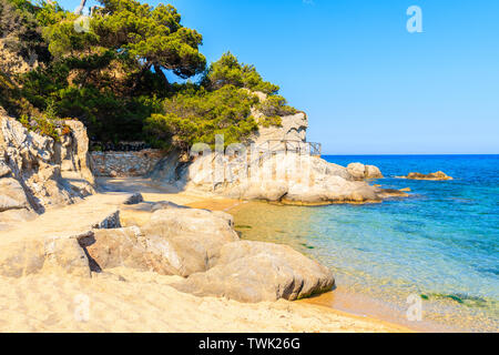 Schritte zum schönen Strand von Cap Roig, Costa Brava, Spanien Stockfoto