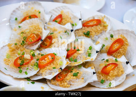 Gegrillte Jakobsmuscheln mit Butter und Gemüse in shell Anordnung Stockfoto