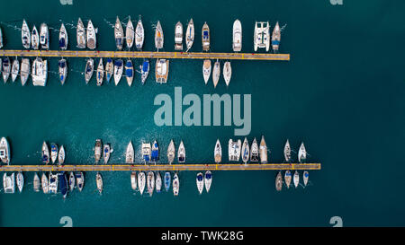 Luftaufnahme von Yachten und Boot in der Marina und klares Wasser Anker. Luftaufnahme der Marina in der Türkei. Urlaub Symbole. Stockfoto