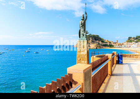 TOSSA DE MAR, SPANIEN - Jul 6, 2019: Monument für Minerva auf der Uferpromenade in Tossa de Mar diese Skulptur wurde entworfen von Frederic Stuten ich Deulovol Stockfoto